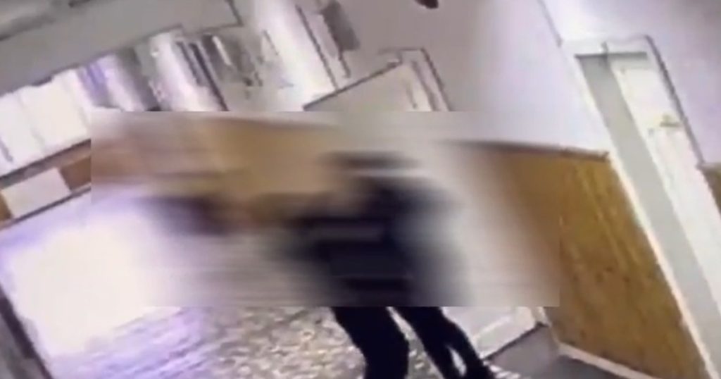 Care e starea de sănătate a profesoarei îngunghiate în Bistrița. Poliția caută persoana care a distribuit imaginile cu atacul elevului