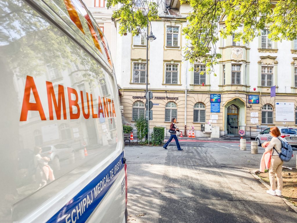 Copil de 8 ani, acroșat de o mașină în Șura Mică. A fost transportat la spital