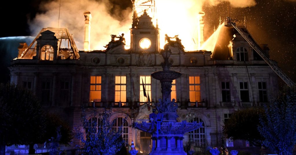 Suspect arestat în Franța în legătură cu incendiul provocat la Primăria din Limoges, identificat ca fiind un activist de extremă stânga