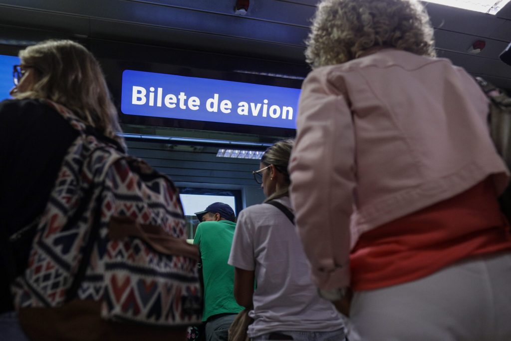 Banii înapoi în 14 zile, inclusiv comisioanele. UE schimbă regulile pentru pasagerii care cumpără bilete de avion prin intermediari