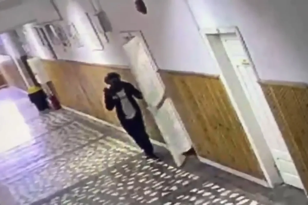 „O faptă premeditată”. Ce spun anchetatorii despre atacul cu cuţitul de școala din Bistriţa. Elevul agresor nu a fost încă audiat