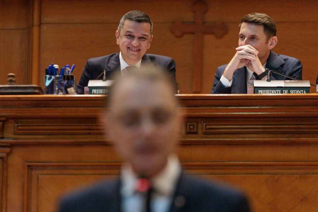 Membrii Guvernului Niculescu depun jurământul de învestitură. România are un nou premier după aproape șase luni de criză politică. Rezultat: 280 de voturi pentru și 58 împotrivă