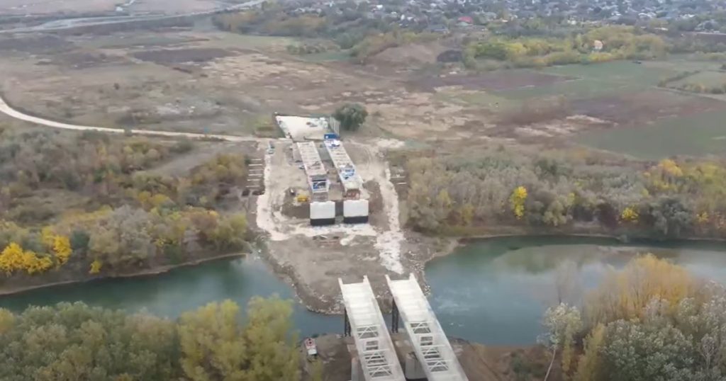 Podul peste Prut care va lega România de Republica Moldova avansează: a ajuns la 56%, iar pe șantier sunt mobilizați 50 de muncitori și 33 de utilaje