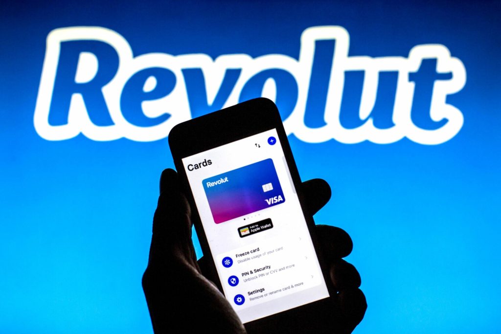 Revolut a început să-și restabilească serviciile după o pană a Google Cloud. Plățile și transferurile sunt în continuare afectate