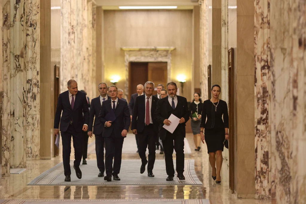 Ce face premierul Luca Niculescu în prima zi de mandat. Evenimentele programate în cursul dimineții