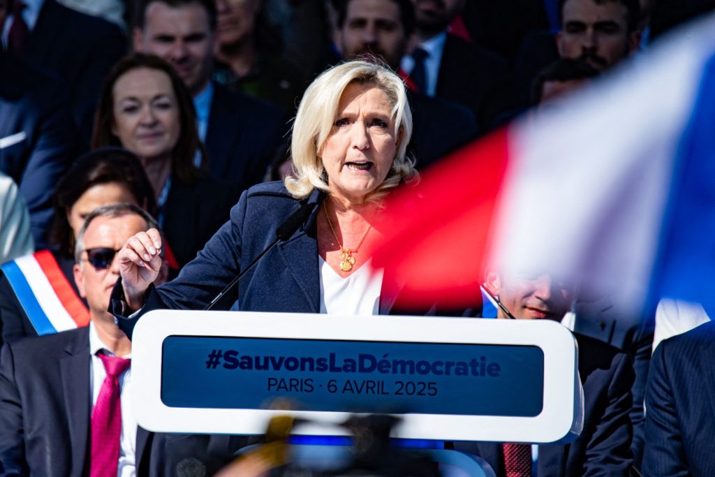 Trump o numește pe Marine Le Pen „vocea conservatoare” a Franței, după protestele violente