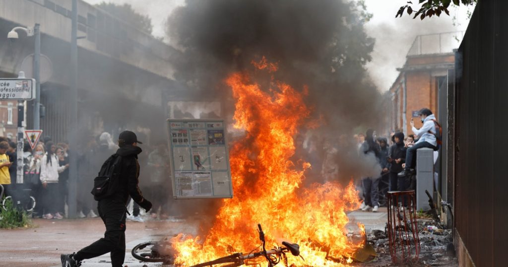 Franța mobilizează armata după jafurile și incendierile din marile orașe. Guvernul recunoaște eșecuri în gestionarea violențelor