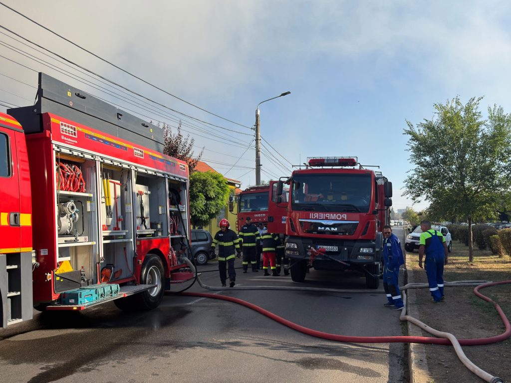 Incendiu la o casă de locuit din Satu Mare - pompierii intervin pe strada afinelor