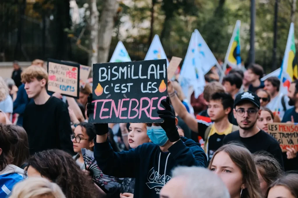 „Bismillah, e beznă”. Ce semnifică sloganul bizar al protestatarilor francezi, preluat de Greta Thunberg și de manifestanții din alte țări UE