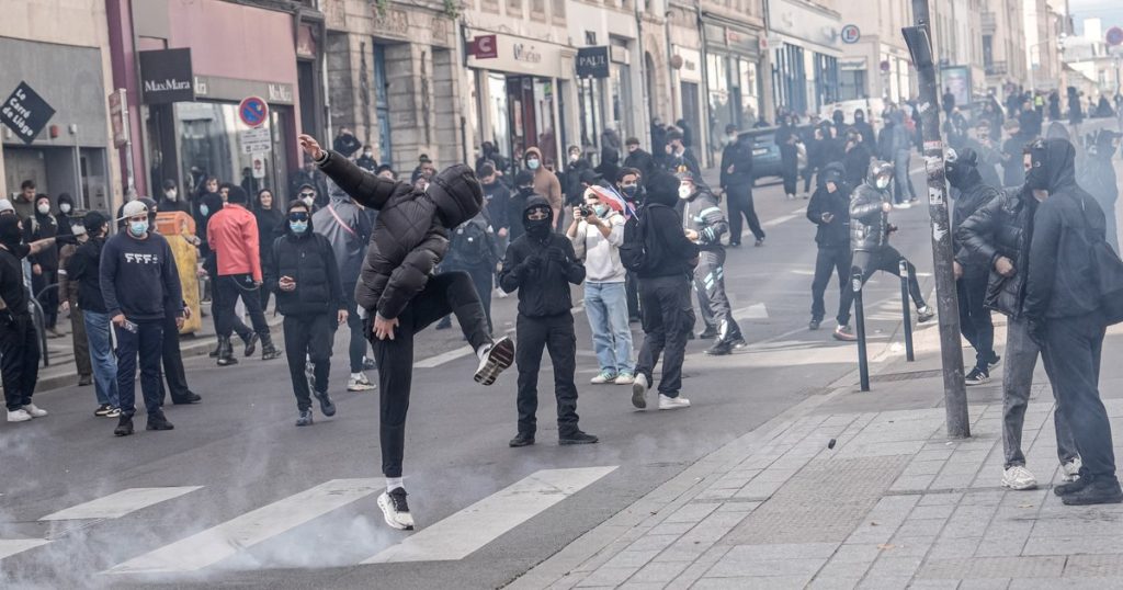 Franța: randamentele obligațiunilor pe 10 ani au depășit temporar 5%, pe fondul incertitudinilor bugetare și politice