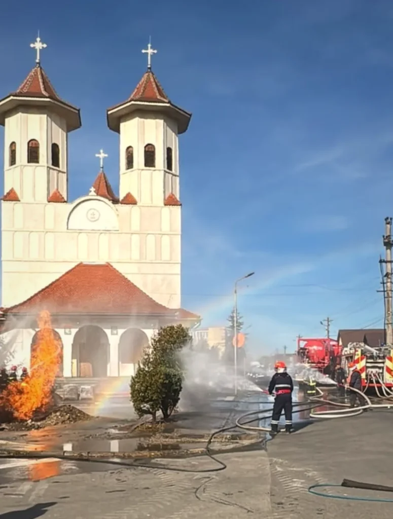 Incendiu la țeavă de gaz din apropierea unei biserici / Afectați arbori