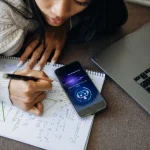 Jumătate dintre liceenii români participanți la un studiu al Edge Institute spun că își fac temele cu ajutorul inteligenței artificiale