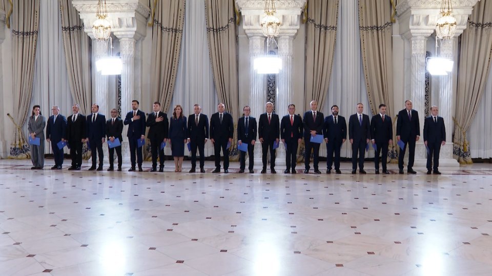 Noii miniştri şi-au preluat oficial mandatele de la predecesorii lor