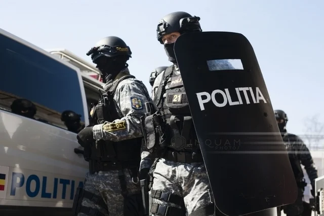 Zeci de percheziţii la locuinţele unor persoane suspectate de contrabandă cu ţigări în trei localităţi din judeţul Timiş