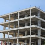 Arestat după ce a vândut într-un bloc aceleași apartamente, de mai multe ori, către diverse persoane fizice sau juridice
