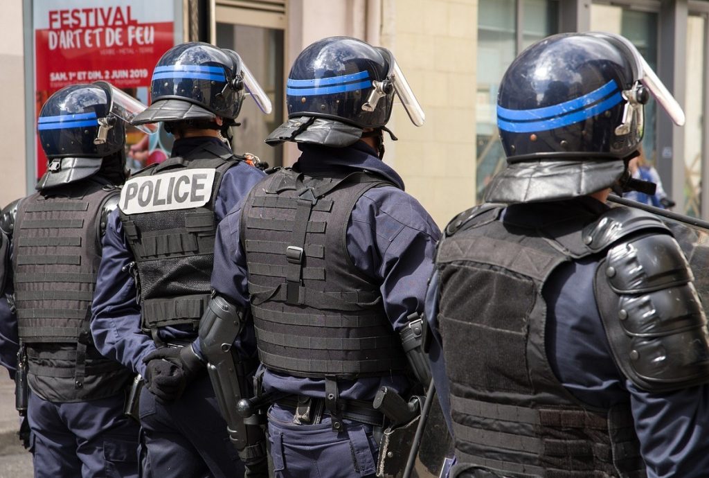 Polițiștii francezi dau statul în judecată după revoltele violente / Peste 900 de polițiști și jandarmi răniți și acuzații grave privind ordinele primite