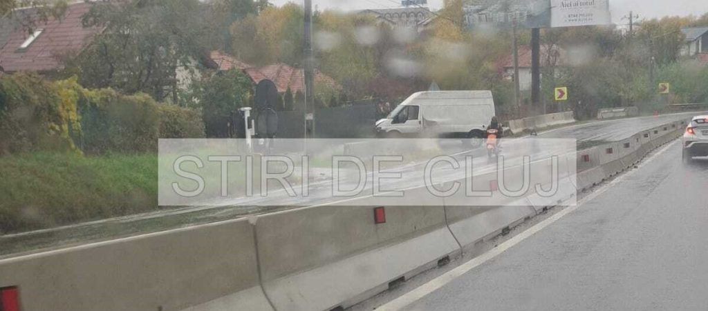 Accident în Feleacu! O dubă a ratat virajul și a ajuns în curtea unor localnici