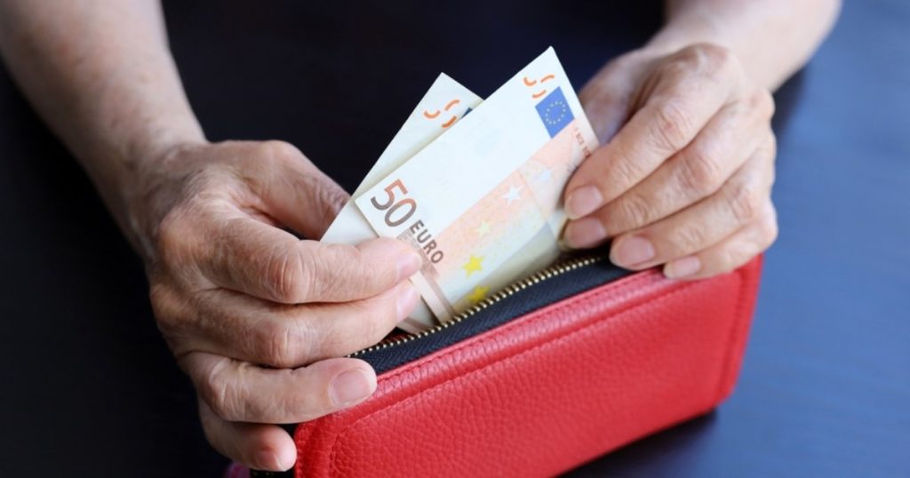O femeie din Bulgaria a pierdut 45.000 de euro în Craiova. A lăsat banii la gunoi, crezând că ajută poliția