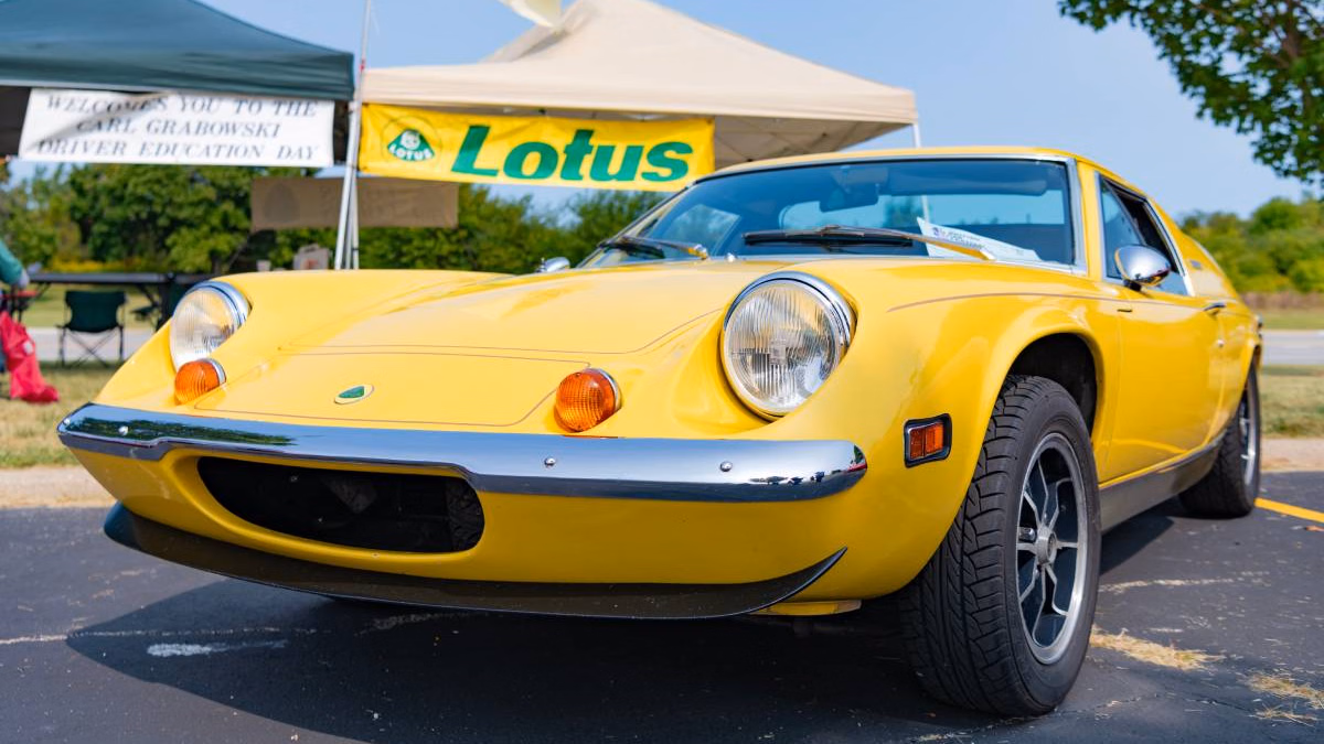 În 1991, un mecanic a vândut cu 4.000 de lire un Lotus din 1972, ca să-și salveze casa. După 35 de ani, a găsit mașina pe eBay și a plătit de 4 ori mai mult ca s-o recupereze