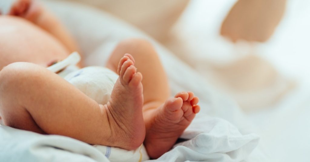 Un bebeluș de numai 7 zile, ucis de propria mamă. Procurorii spun că femeia i-a îndesat șosete în gât