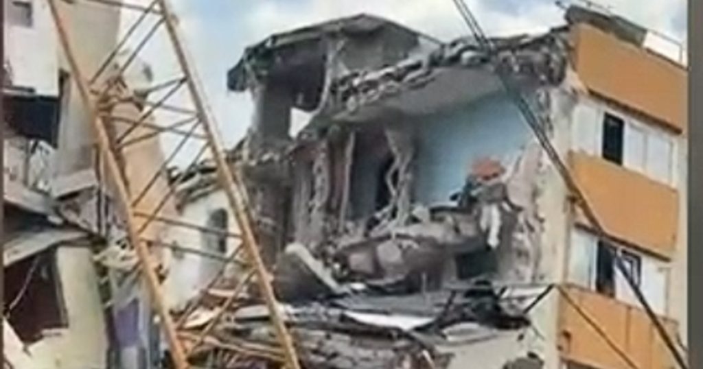 O macara s-a prăbușit peste blocul din Rahova afectat de explozia din 2025. Lucrările de punere în siguranță au fost întrerupte