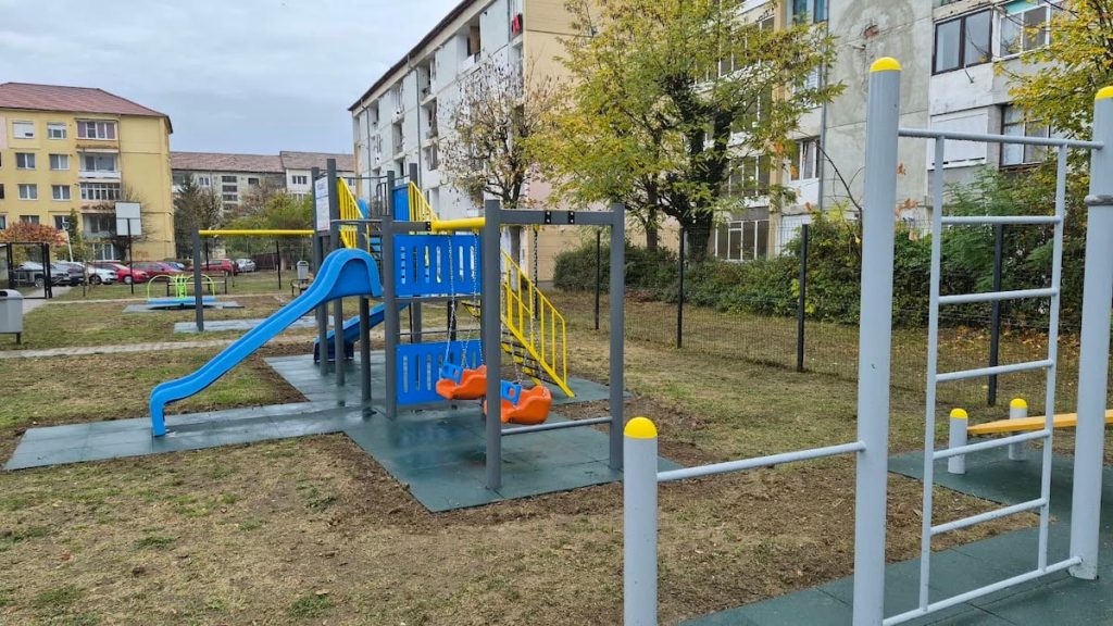 Au fost finalizate lucrările de reabilitare a locului de joacă și de recreere de pe strada Tomis
