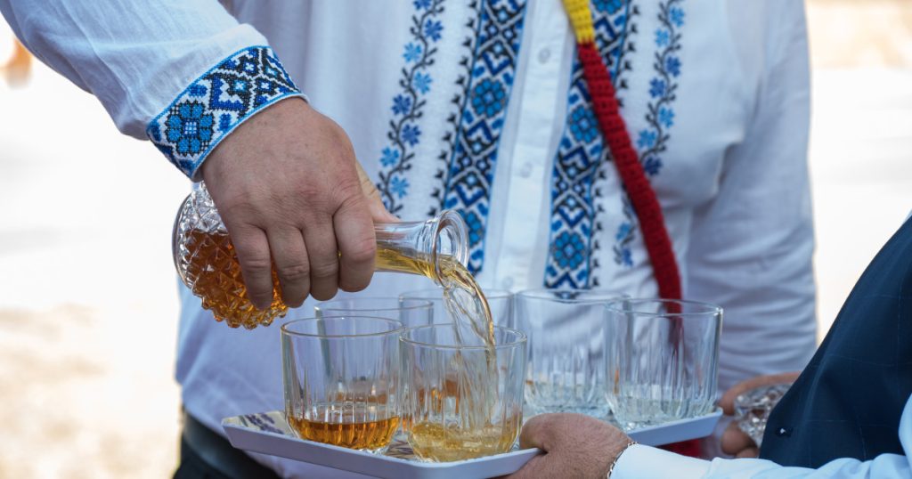 Românii vor putea produce până la 200 de litri de țuică și pălincă fără accize. Legea a fost promulgată de Nicușor Dan
