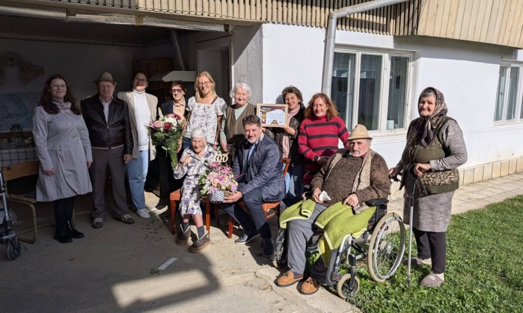 FOTO: Un secol de viață. Rafila Stoenescu din Vinerea, sărbătorită la împlinirea vârstei de 100 de ani. Secretele longevității