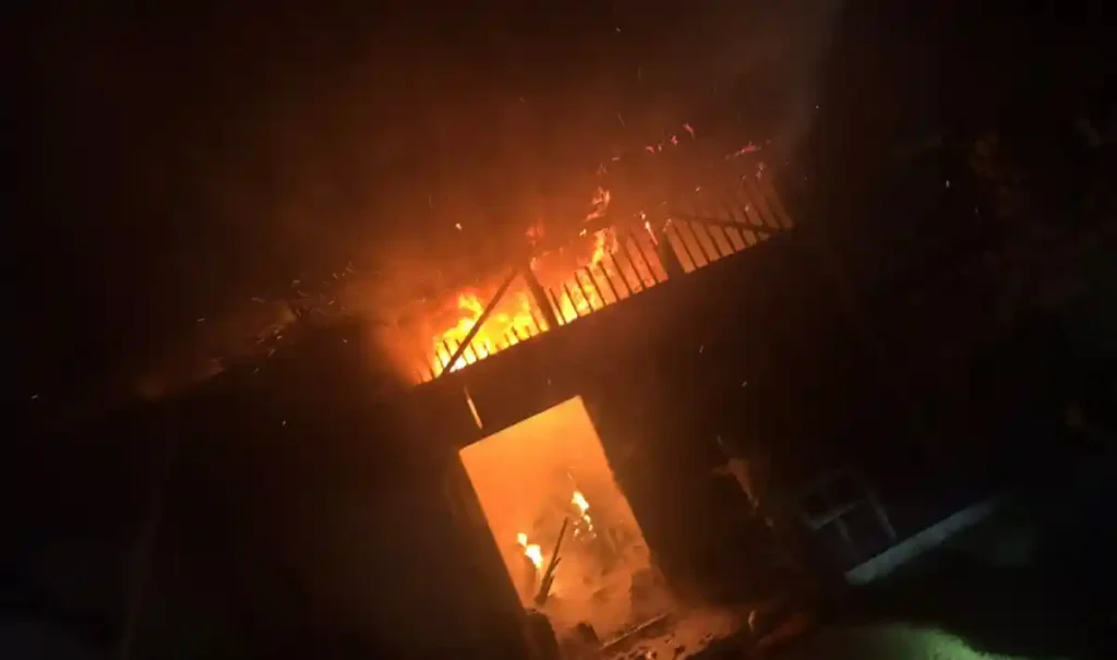 FOTO | Incendiu la o anexă gospodărească din Câmpeni. A luat foc o magazie de lemne