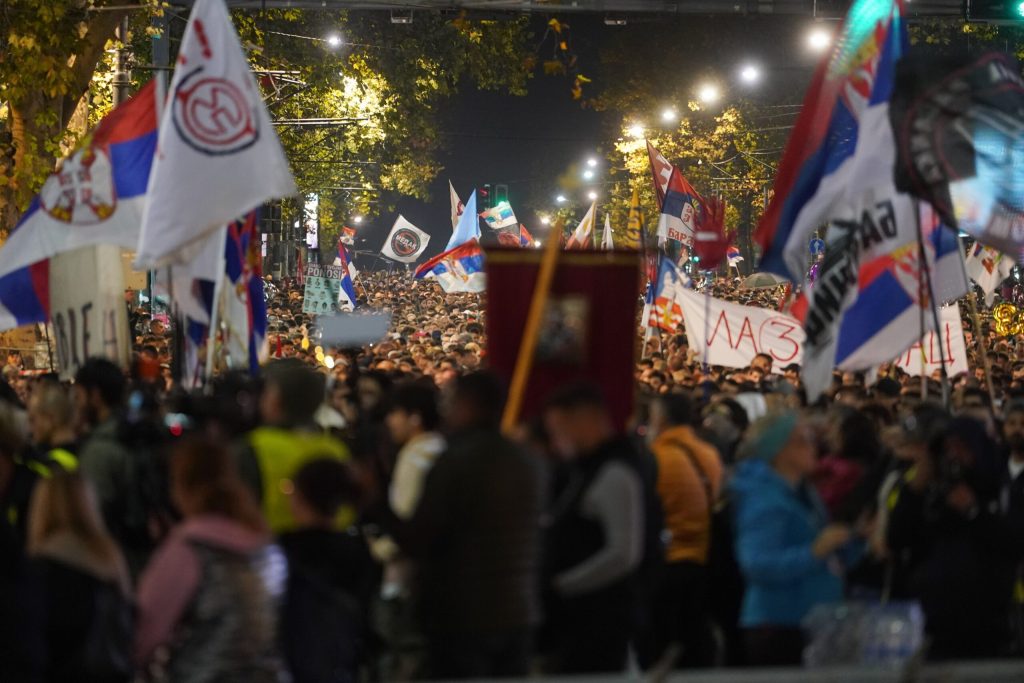 Zeci de mii de persoane au participat la mitingul opoziției susținute de studenți, înaintea alegerilor din Serbia