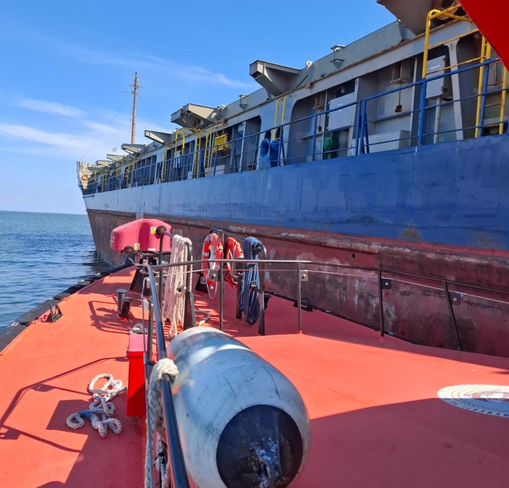 O persoană aflată pe o navă în zona de ancoraj Sulina, salvată de echipajul ARSVOM