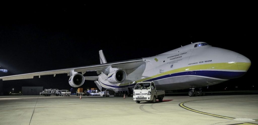 Un avion ucrainean de transport a luat foc la aterizarea în Japonia. Pista aeroportului, închisă până la stingerea flăcărilor