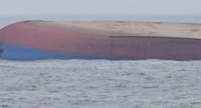 FOTO+VIDEO: Imagini cu nava care se scufunda pe Marea Neagra! Salvatorii MAI participa la o ampla operatiune de cautare si salvare