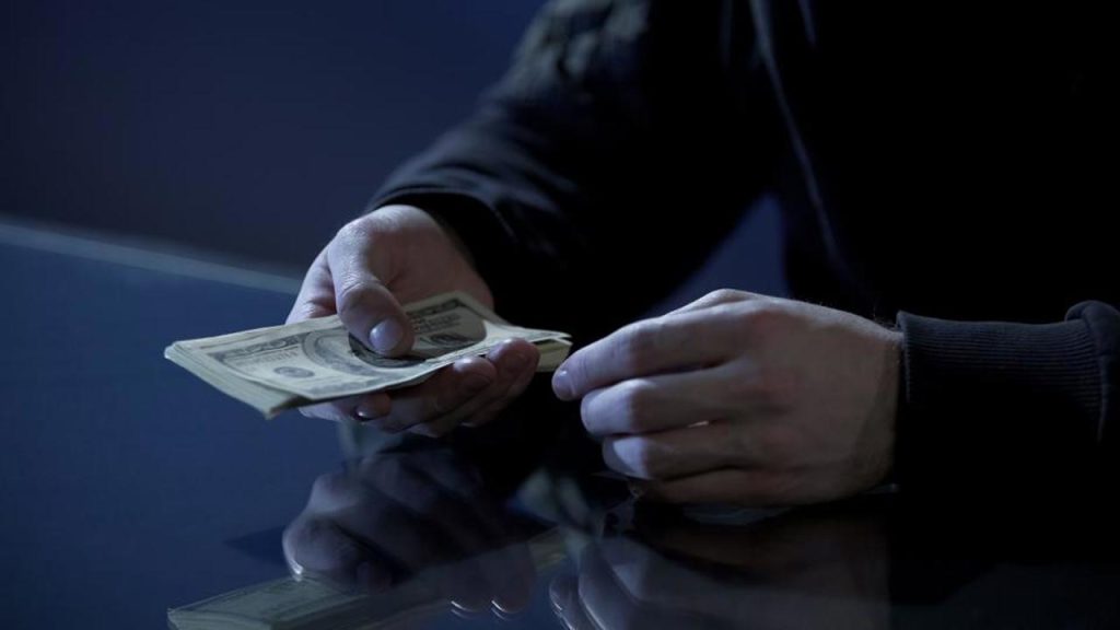 Peste 240 000 de lei, sustrași de la victime sub pretextul verificării bancnotelor. Un tânăr a fost condamnat