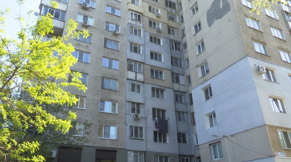 Un tânăr de 20 de ani s-ar fi aruncat de etajul 14 al unui bloc din Chișinău