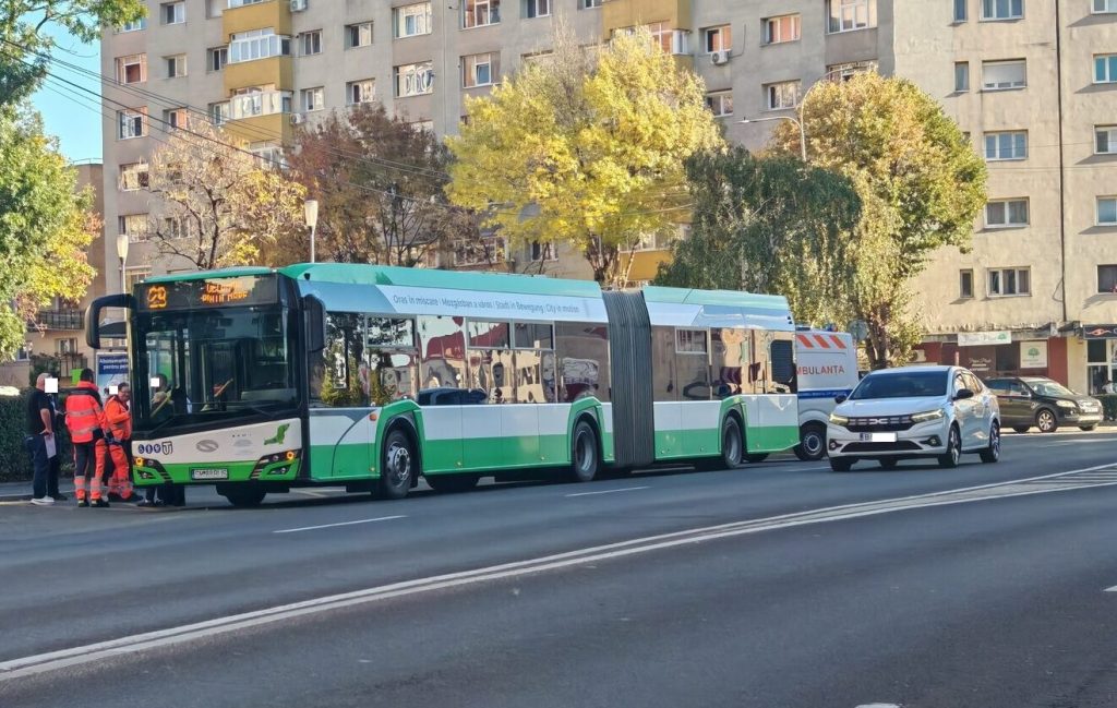 FOTO. Femeie rănită într-un autobuz din municipiul Satu Mare. Ambulanța, la fața locului