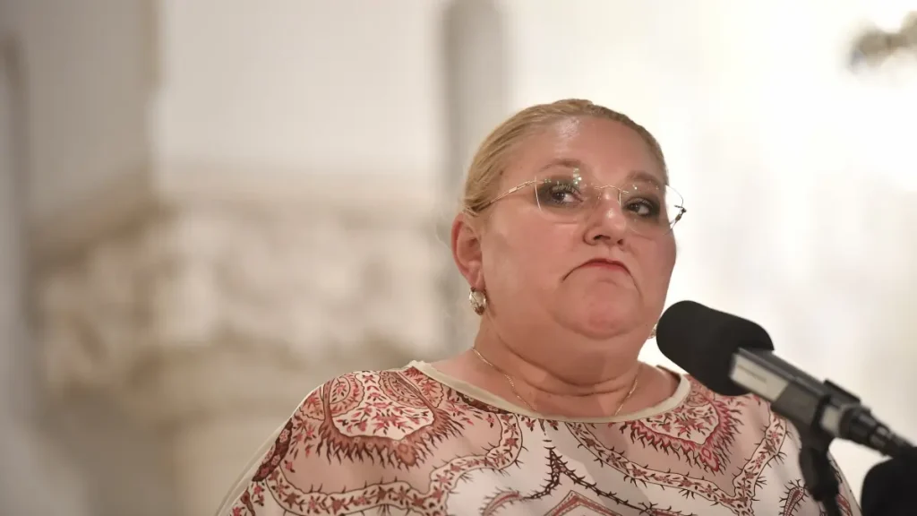 Un nou anunț fals al Dianei Șoșoacă. De data aceasta a susținut că „limba latină se trage din română” și că „Vaticanul a aprobat”
