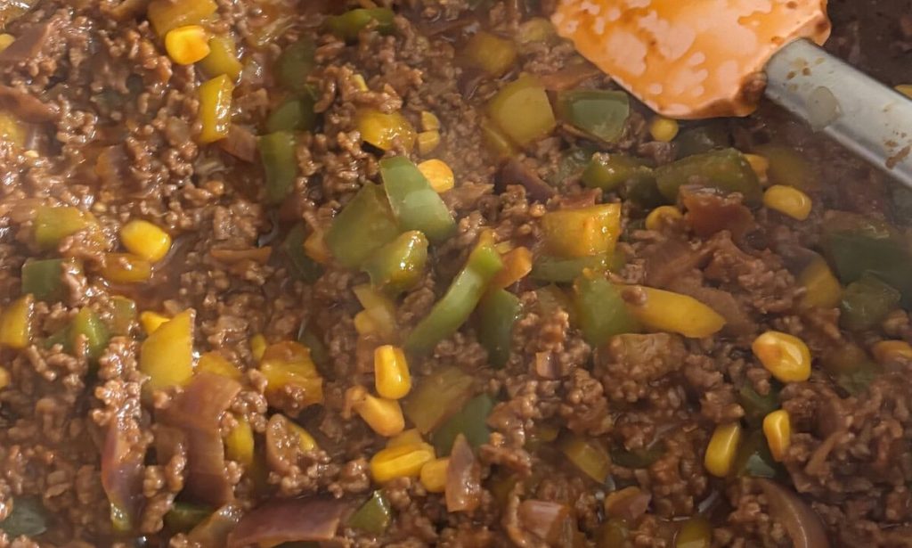 Ce poți găti cu carne tocată. 5 rețete simple, de la chiftele și ardei umpluți la musaca