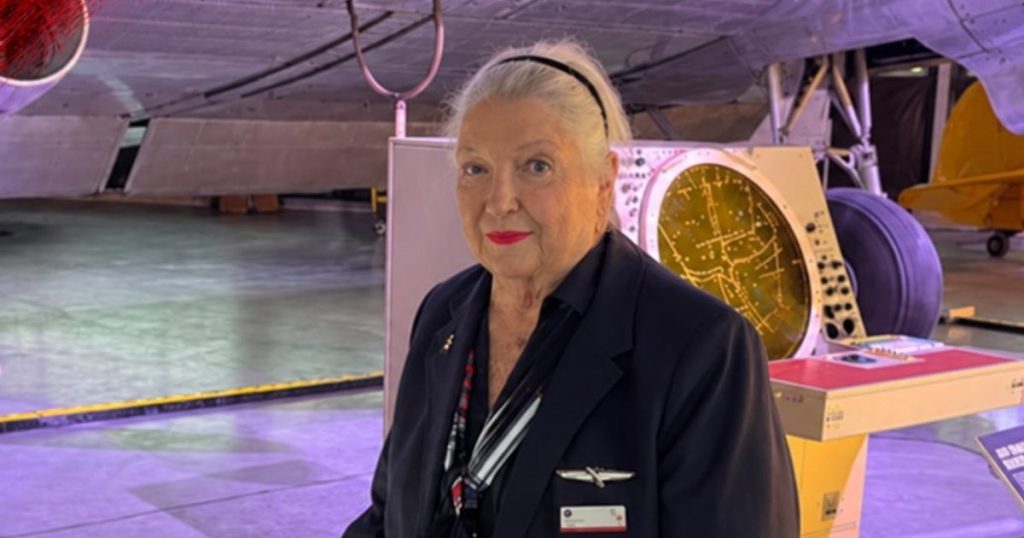 Cea mai longevivă stewardesă din lume se pensionează după 63 de ani de zbor