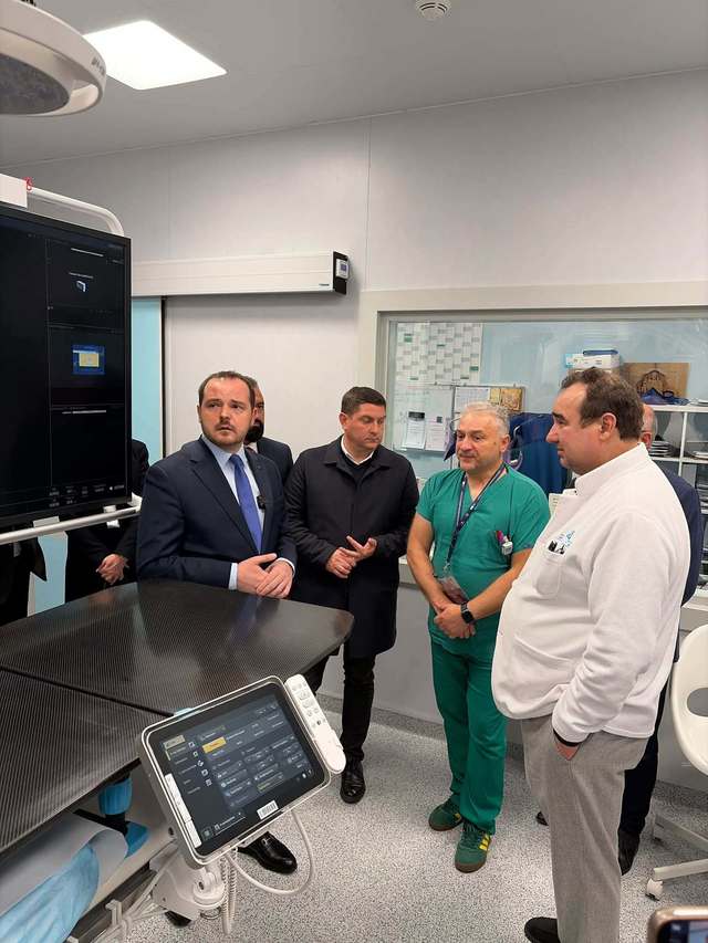 Alexandru Rogobete, vizită la Spitalul Clinic de Urgenţă ”Prof. Dr. Nicolae Oblu” din Iaşi: România are medici extraordinari. Datoria noastră este să le oferim condiţiile şi echipamentele de care au nevoie pentru a face performanţă aici, acasă