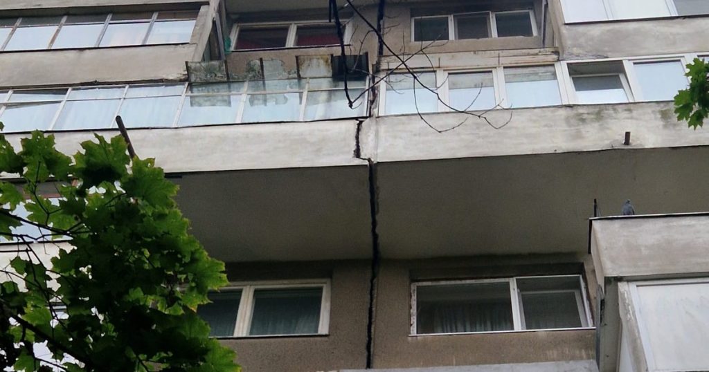 Evacuări într-un bloc cu risc seismic din Drumul Taberei, după apariția unei crăpături. Posibilă legătură cu cutremurul din 19 octombrie