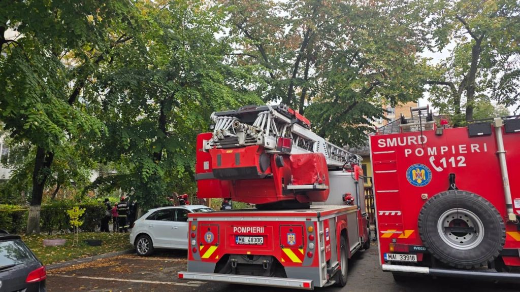 Un bloc din București a fost evacuat după apariția unei crăpături între etajele 5 și 8 (Foto)