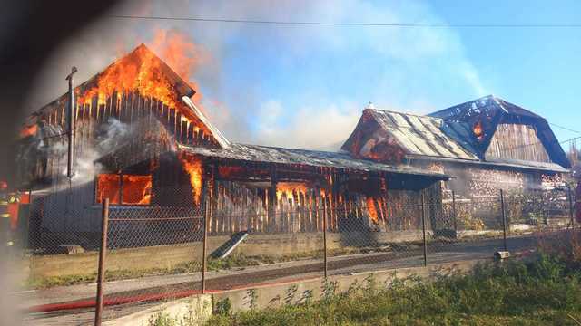 Incendiu de proporţii în judeţul Bistriţa-Năsăud / Ard mai multe anexe gospodăreşti, în zona situată mai sus de sediul Poliţiei Sângeorz-Băi / Există pericol de extindere - FOTO