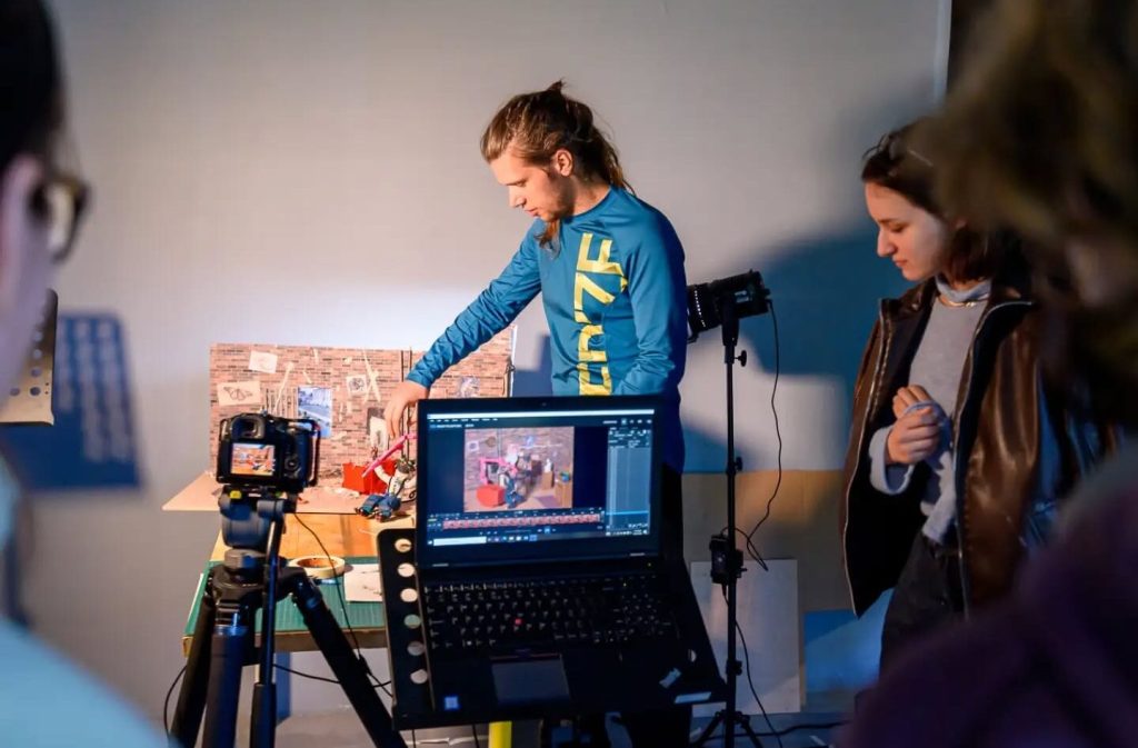 VIDEO FOTO | Trei scurtmetraje animate, realizate de 15 tineri la Timișoara / Cum se întâlnesc animația stop-motion și inteligența artificială