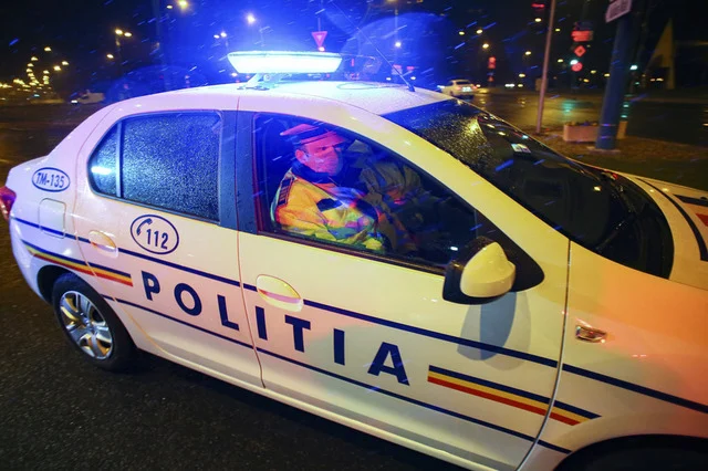 Trei persoane, rănite într-un accident pe DEX 12 Craiova-Piteşti, la kilometrul 110 / Traficul rutier este oprit pe sensul de mers spre Piteşti şi se circulă deviat pe DN 65 Slatina-Piteşti