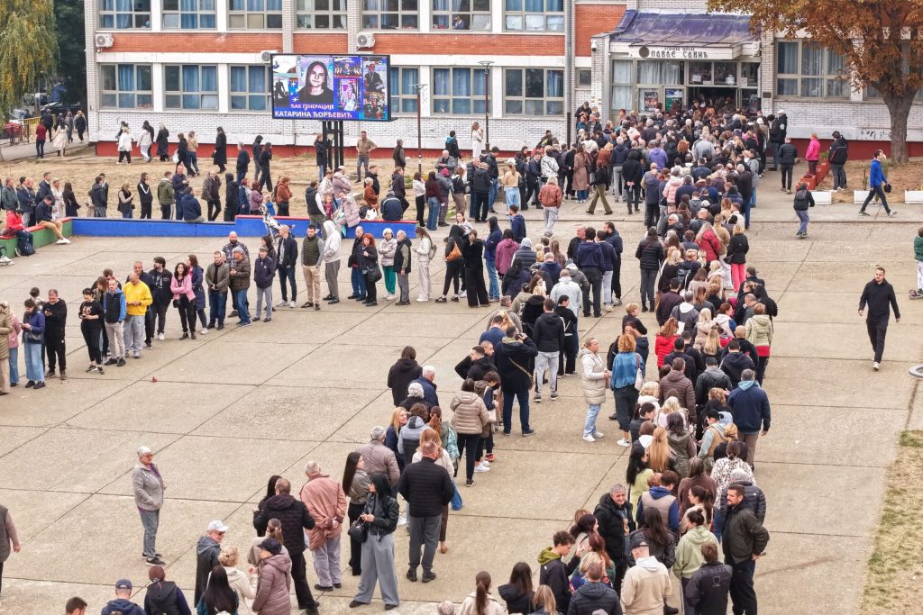 Alegeri parlamentare în Serbia: Prezența la vot a ajuns la 67,6% până la ora 19:00 / Cozi de ore întregi la secțiile de votare