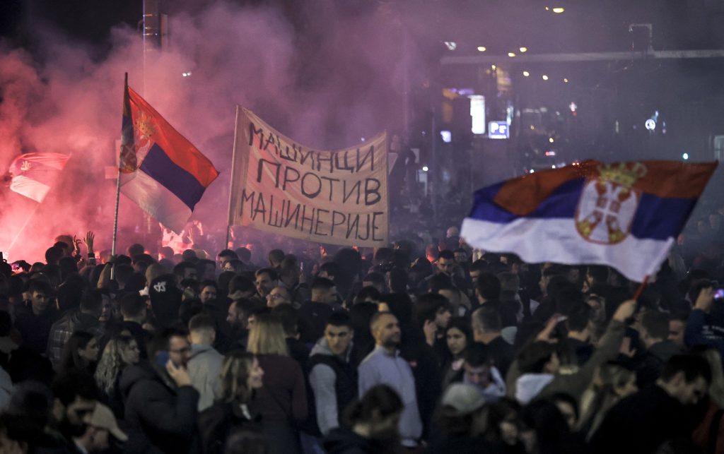 Mii de sârbi au sărbătorit pe străzi căderea „tiranului” Vucic după ce liderul autoritar a pierdut alegerile