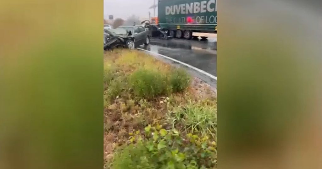 VIDEO Accident grav în Timiș. Două mașini și un camion s-au ciocnit, patru oameni au fost răniți