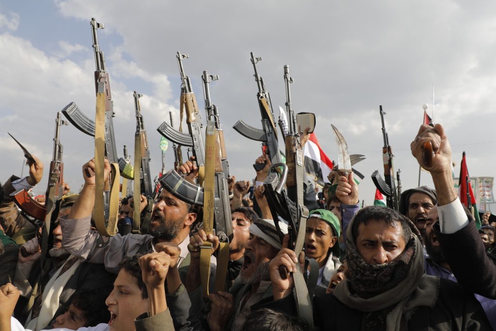 Rebelii houthi atacă aeroporturi și instalații petroliere din Arabia Saudită, în contextul intensificării confruntărilor dintre grupare și regatul saudit