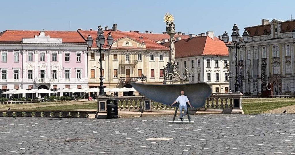 Galerie de sculptură în aer liber. Lucrarea „Refugiu”, a lui Virgil Scripcariu, dezvelită în Piața Unirii